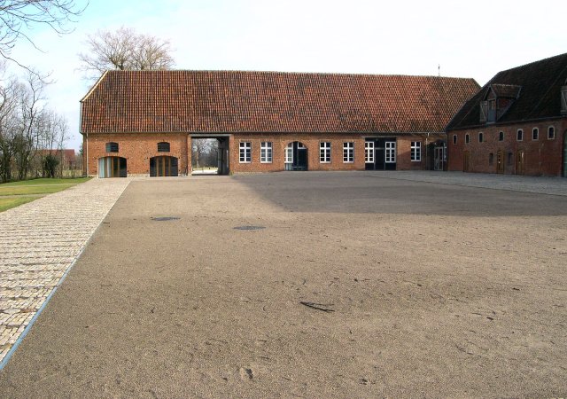 die sanierten Nebengebäude des Landgutes 