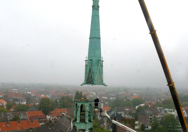 Aufsetzen des neuen Vierungsturms